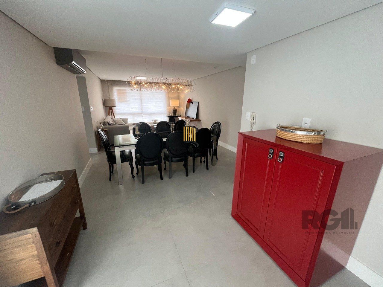 Apartamento de três quartos, suíte e uma vaga de garagem no bairro Independência em Porto Alegre.
