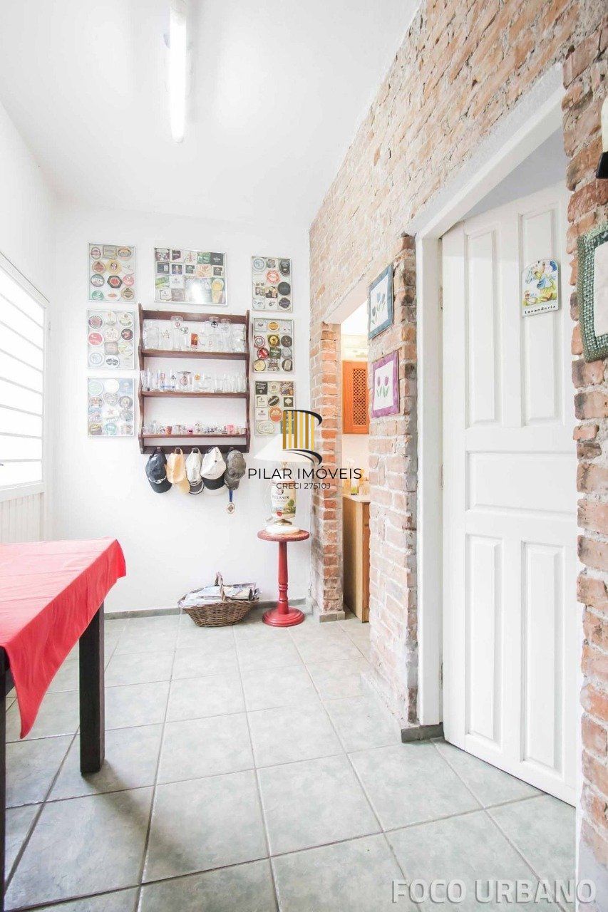 Casa para Venda - 250m², 4 dormitórios, 2 vagas - Petrópolis