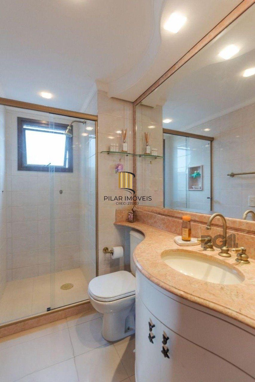 Apartamento de 138m² privativos, 3 dormitórios sendo 1 suíte. Living para 3 bons ambientes com espaço churrasco, sacada integrada e sala de estar. Cozinha com área de serviço separada.