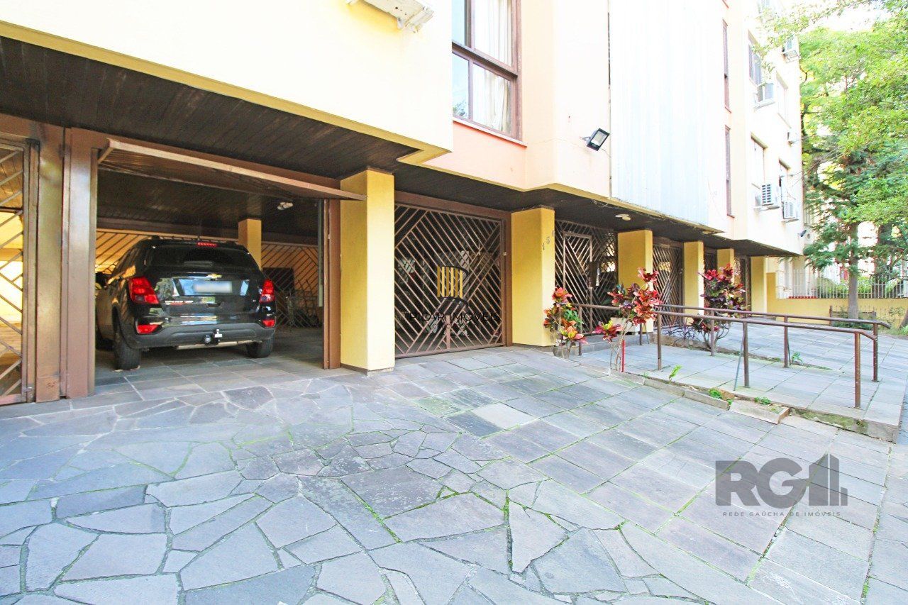 Vende Apartamento de cobertura duplex de 2 dormitórios com garagem escriturada e semi-mobiliado, no bairro Cidade Baixa.