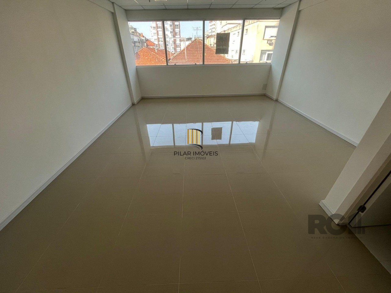 Sala comercial desocupada no edifício Baltimore, bairro Bom Fim em Porto Alegre. - Pilar Imóveis