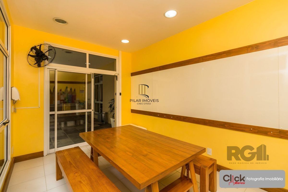 Vende apartamento de 3 quartos, sendo 1 suíte, mobiliado, 1 vaga coberta e escriturada, no Jardim Lindóia - Porto Alegre