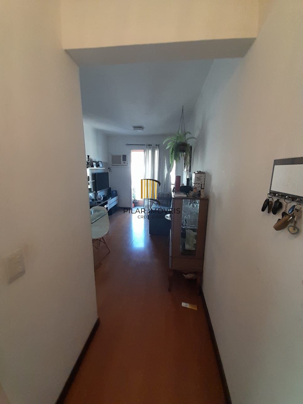 Apartamento de dois quartos e uma vaga de garagem em condomínio com infraestrutura de lazer e segurança.