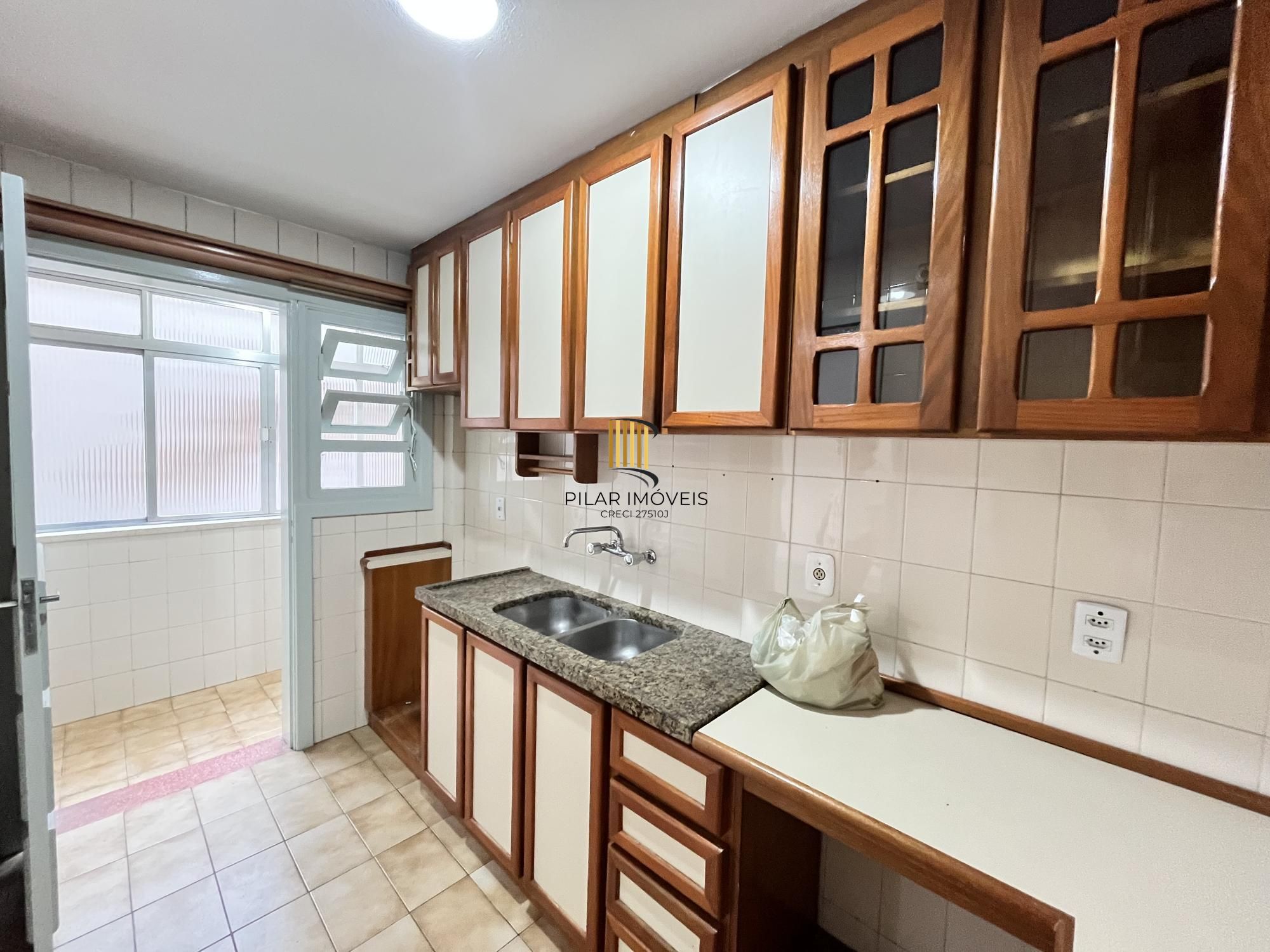 Apartamento de 1 quarto, 2 sacadas e 1 vaga de garagem no bairro Farroupilha POA