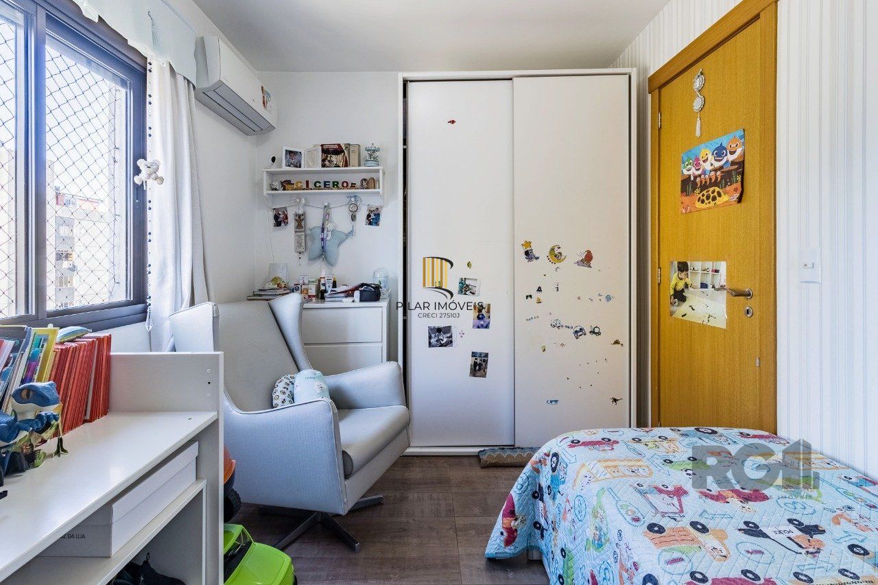 Apartamento de três quartos, suíte e duas vagas de garagem no bairro Rio Branco em Porto Alegre.