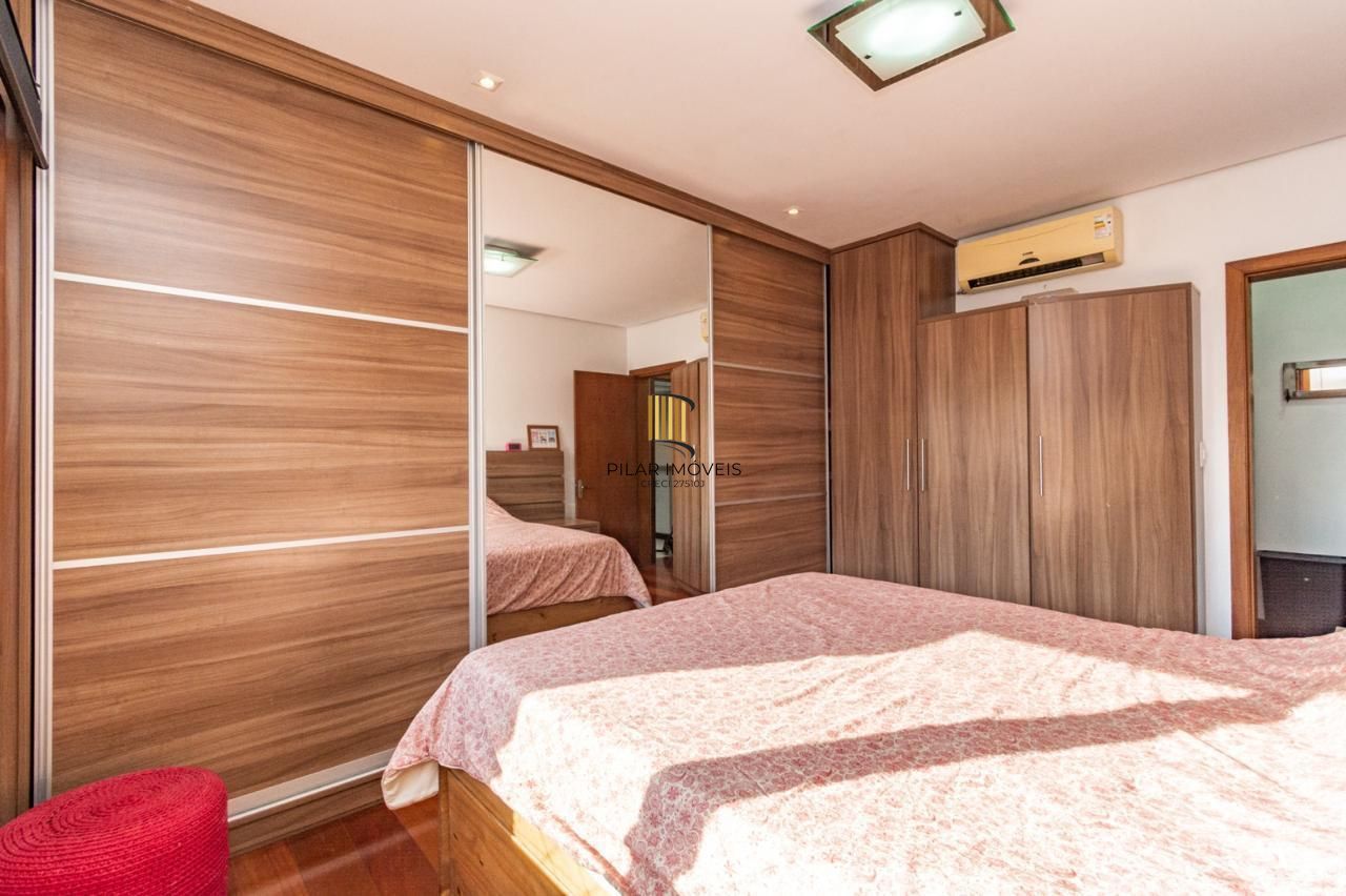 Casa 4 dormitórios no bairro Vila Jardim