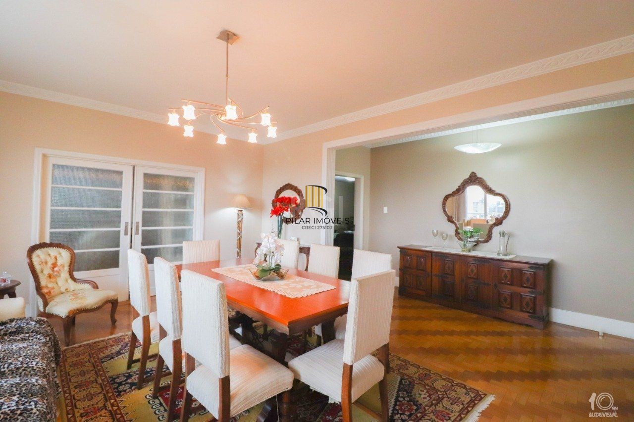 Apartamento á venda com 3 dormitórios com 1 suíte com sacada + 2 sacadas na sala e living, 233,85M²  e 1 vaga de garagem escriturada e coberta, no Bairro Independência em Porto Alegre.