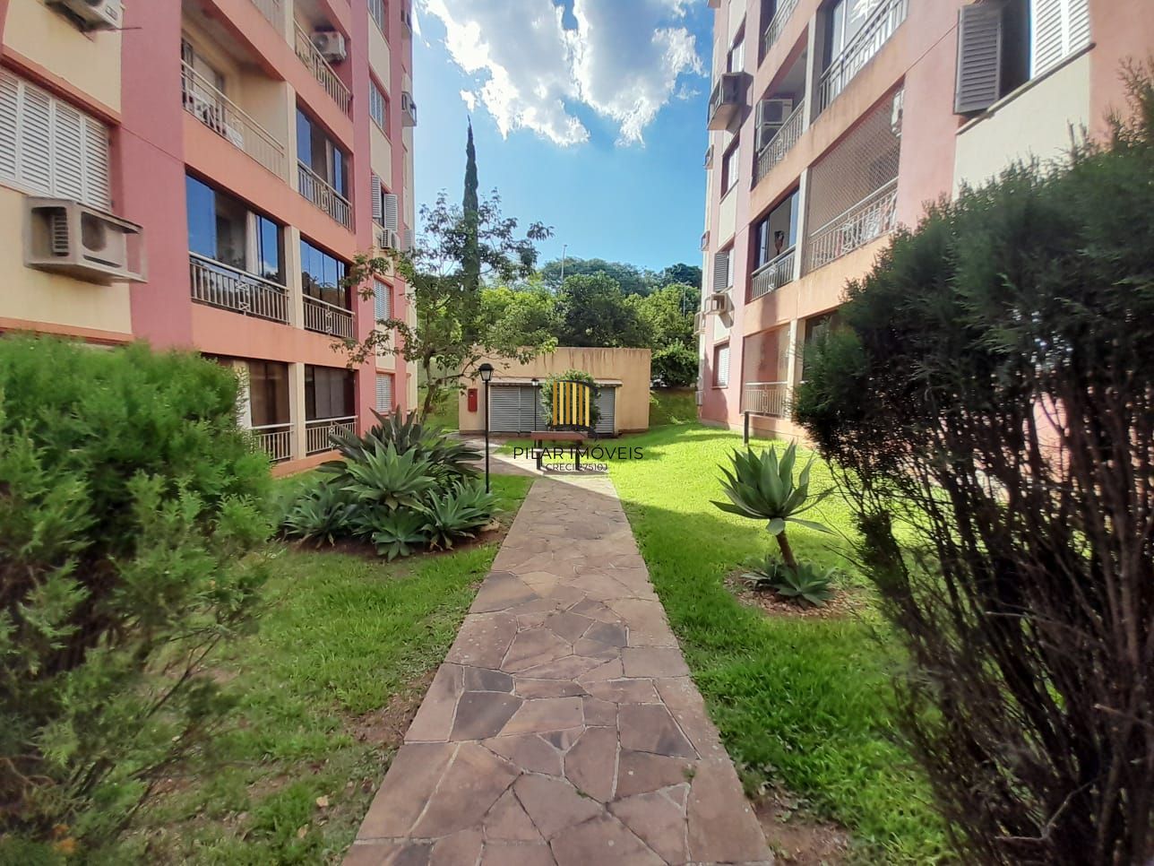 Apartamento de dois quartos e uma vaga de garagem em condomínio com infraestrutura de lazer e segurança.