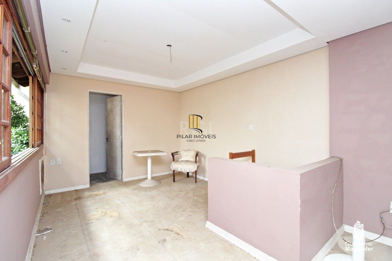 Casa para Venda - 347m², 5 dormitórios, sendo 2 suites, 3 vagas - São João