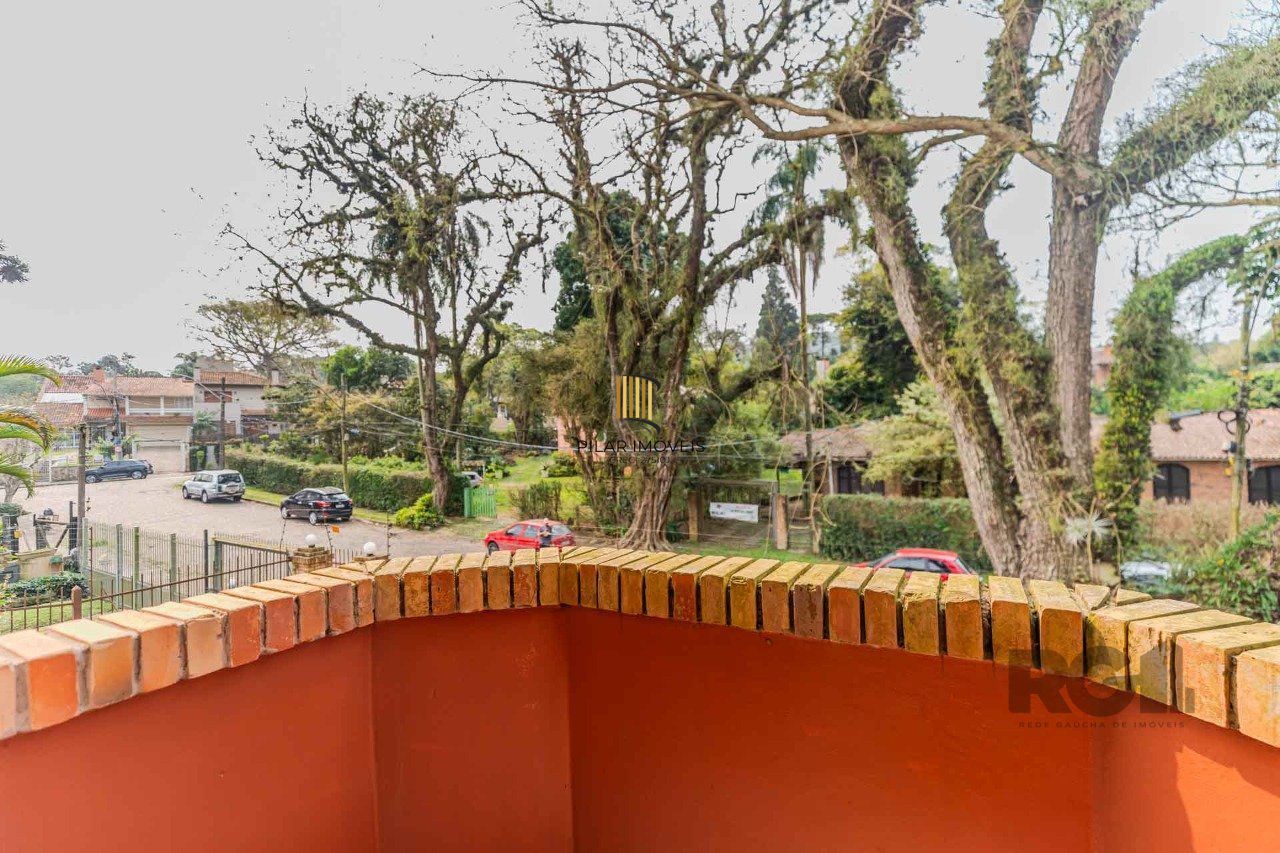 Casa em condomínio fechado, 3 dormitórios, suíte e duas vagas de garagem