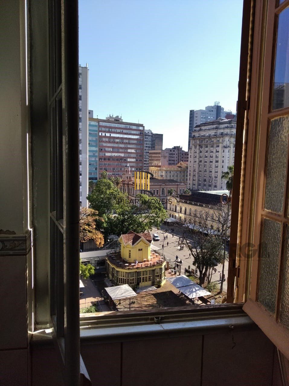 Vende sala com excelente localização próximo do Mercado Público, frente, andar alto. Condomínio oferece: Portaria em horário comercial, elevadores e câmeras de vigilância. - Pilar Imóveis