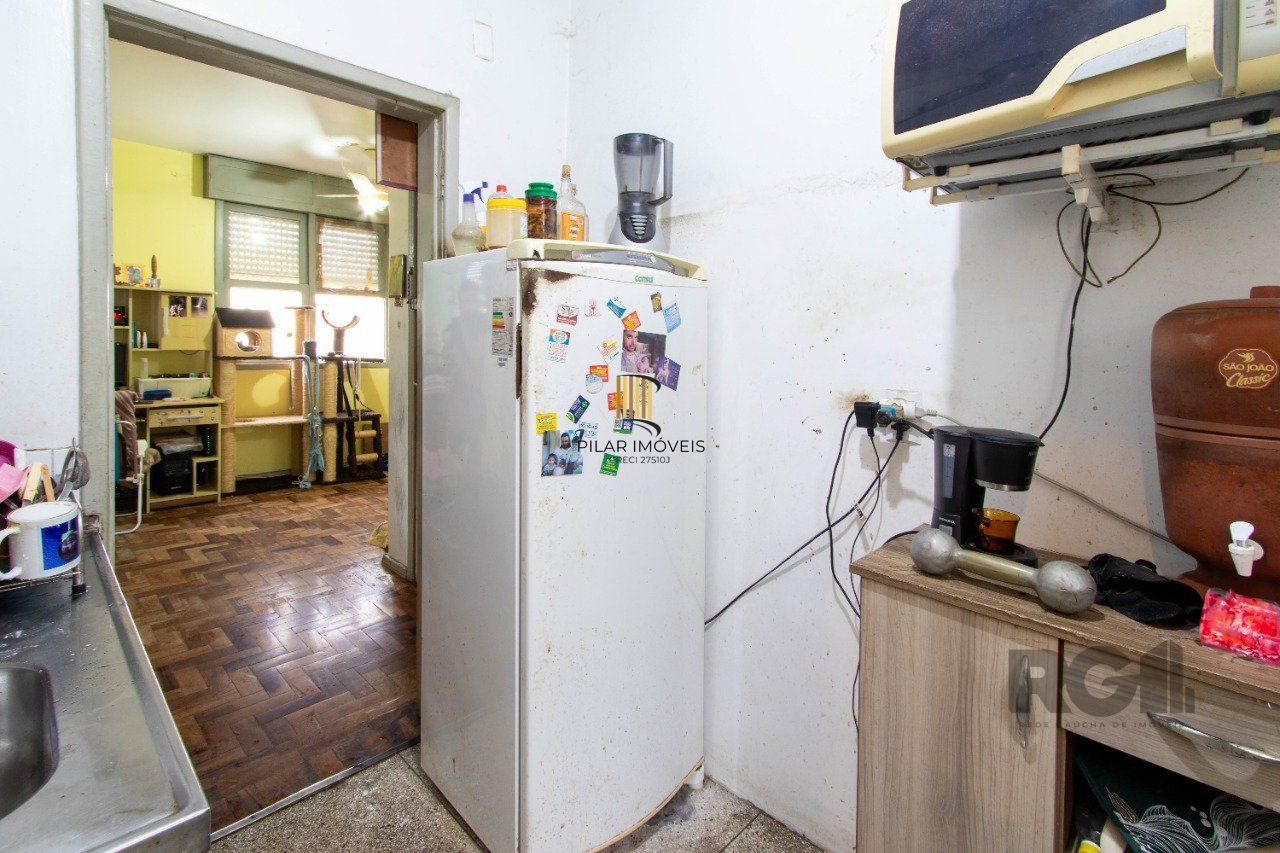Apartamento de três dormitórios com vaga no Conjunto Residencial Roque Calage, bairro Passo da Areia em Porto Alegre.