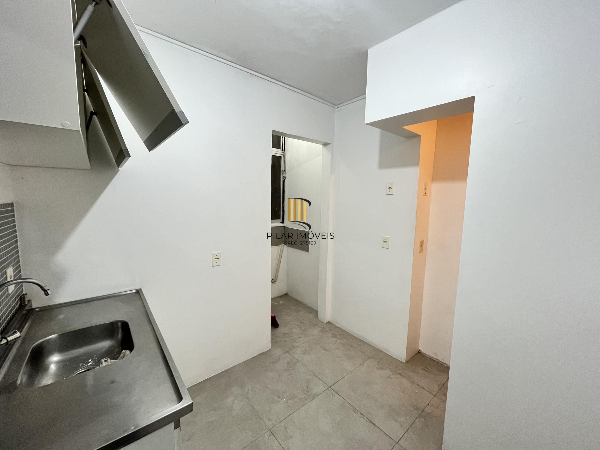 Apartamento desocupado de 1 dormitório, no bairro Azenha em Porto Alegre