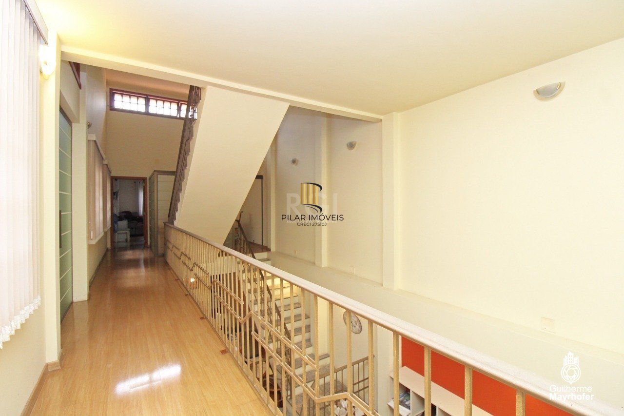 Casa para Venda - 347m², 5 dormitórios, sendo 2 suites, 3 vagas - São João