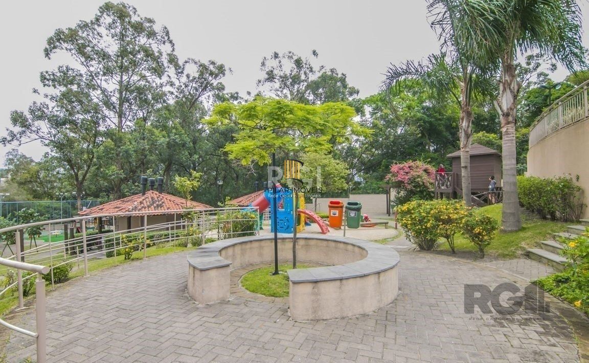 Apartamento de três dormitórios, suíte e uma vaga de garagem no bairro Jardim Carvalho em Porto Alegre.