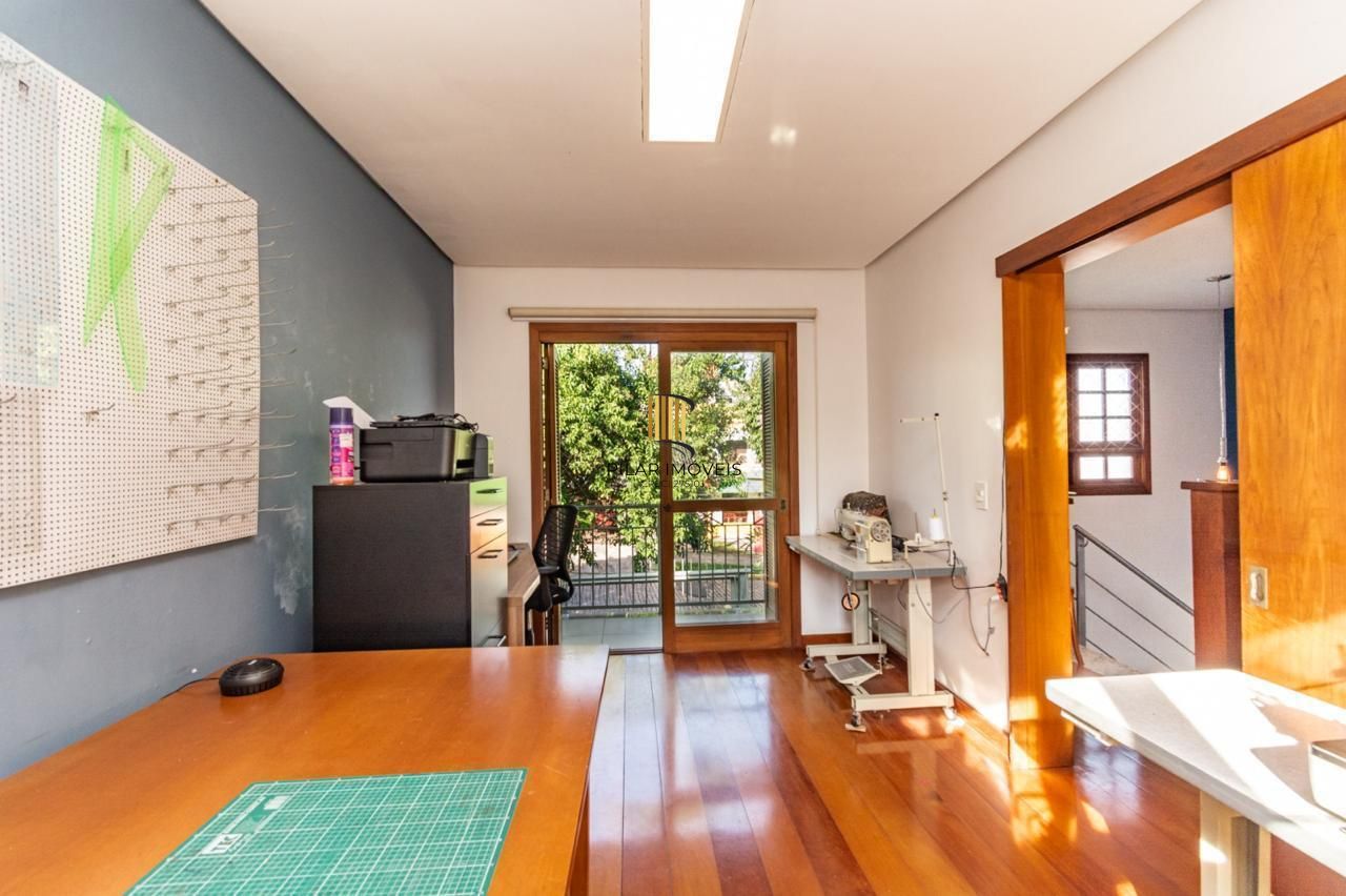 Casa 4 dormitórios no bairro Vila Jardim