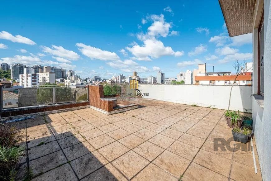 Cobertura desocupada, espaçosa e bem iluminada nos bairros Bom Fim/Rio Branco, com 3 dormitórios, sendo 2 suítes, e 2 vagas cobertas que acomodam até 4 veículos.