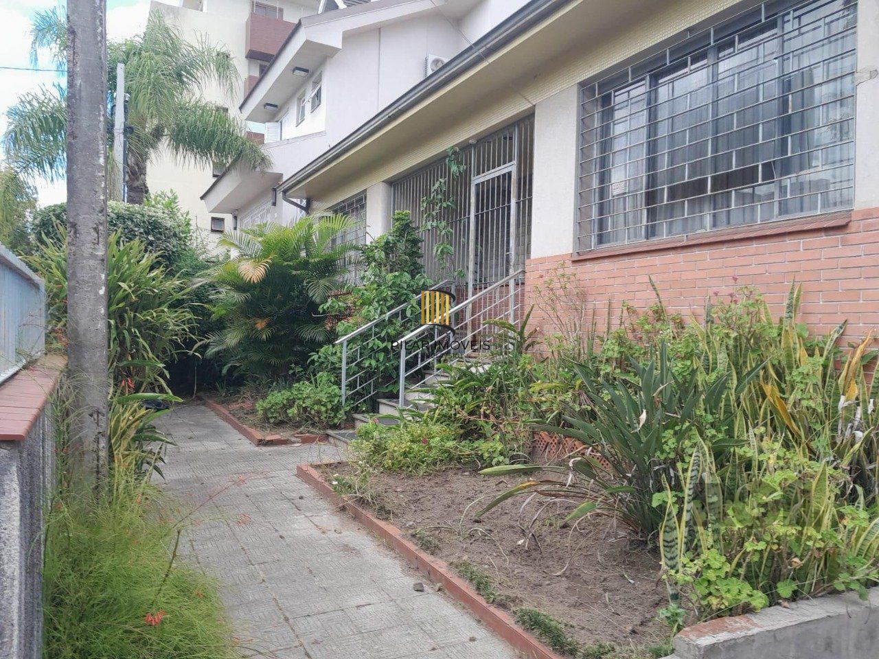 Casa de 5vquartos e 3 vagas de garagem no bairro Santana em Porto Alegre