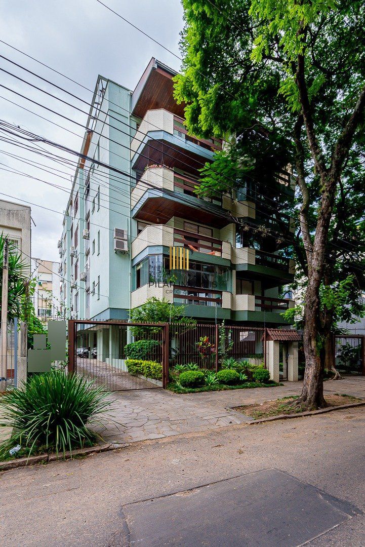 Apartamento de três quartos, suíte e uma vaga de garagem no bairro Petrópolis em Porto Alegre.