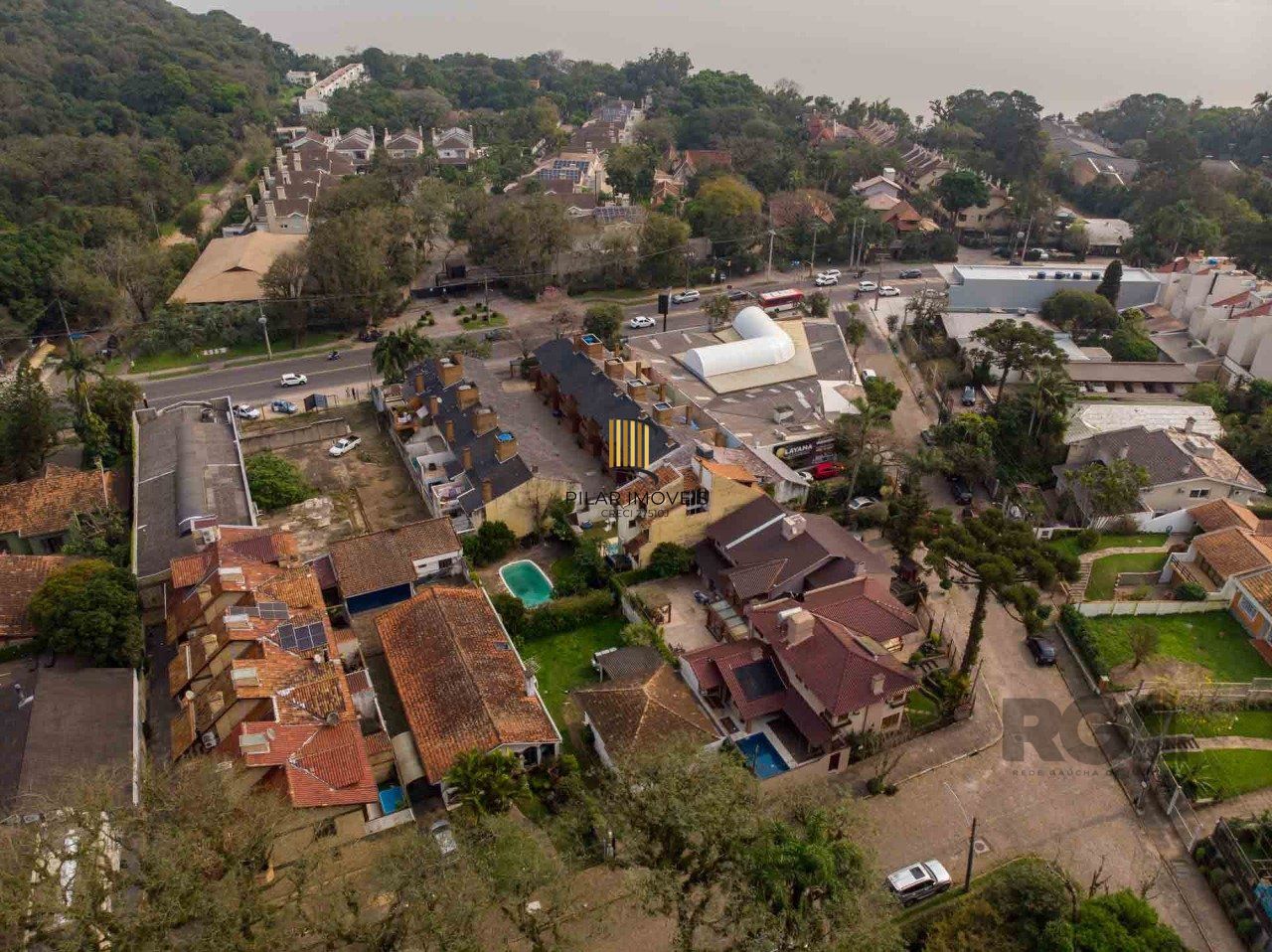 Casa em condomínio fechado, 3 dormitórios, suíte e duas vagas de garagem