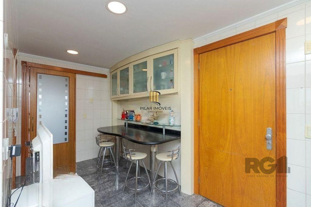 Apartamento de 138m² privativos, 3 dormitórios sendo 1 suíte. Living para 3 bons ambientes com espaço churrasco, sacada integrada e sala de estar. Cozinha com área de serviço separada.