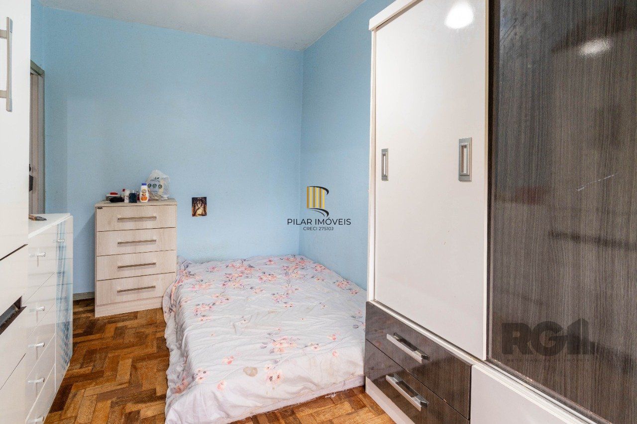Apartamento de três dormitórios com vaga no Conjunto Residencial Roque Calage, bairro Passo da Areia em Porto Alegre.