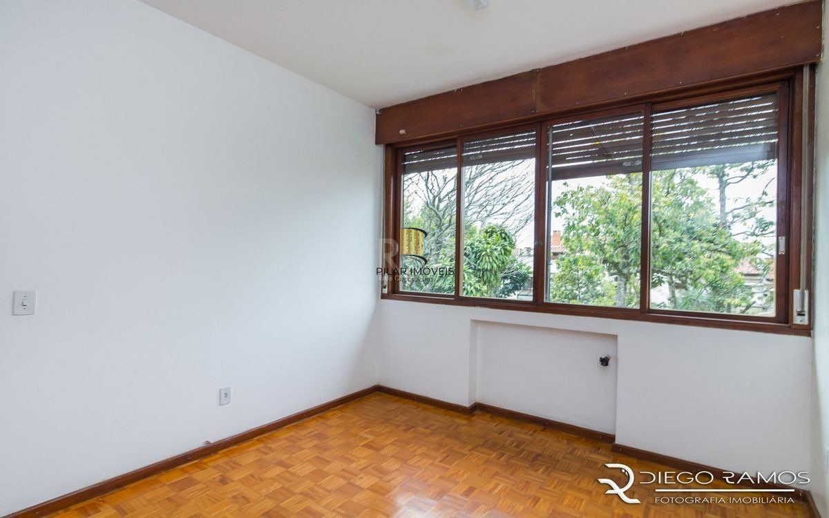 Venda de casa residencial 25,00m x 80,00m- Menino Deus. 4 vagas, 4 dormitórios, sendo 1 suíte, 1 varanda, lareira e churrasqueira.