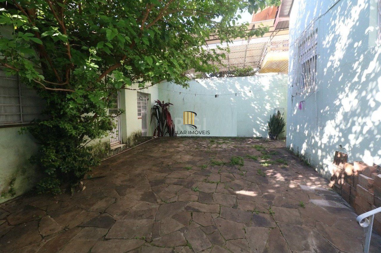 Casa para Venda - 250m²,  com  3 dormitórios, 1 suíte, sala ampla, copa cozinha, churrasqueira, lareira, banheiro social, dependência de empregada, 3 vagas - Medianeira