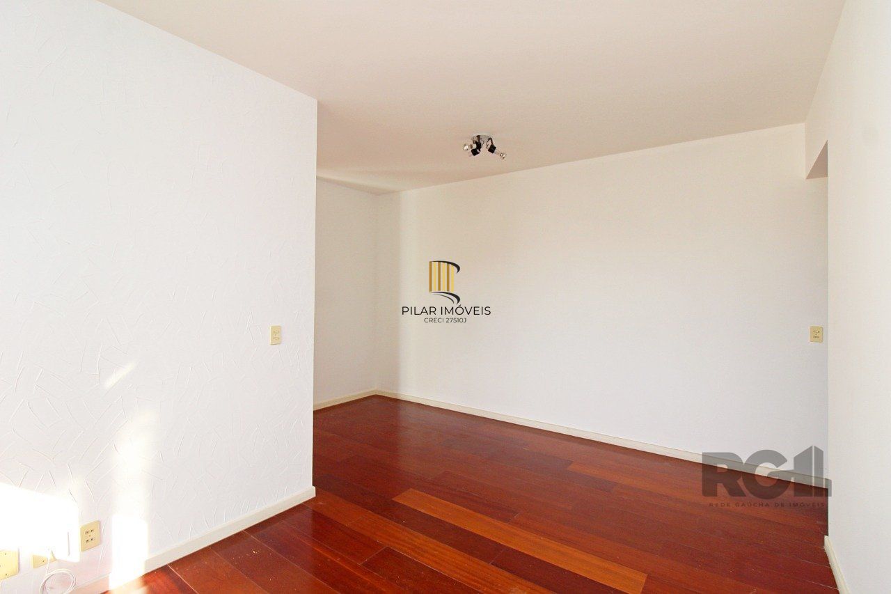 Apartamento de três dormitórios, suíte e 1 vaga de garagem no bairro Menino Deus