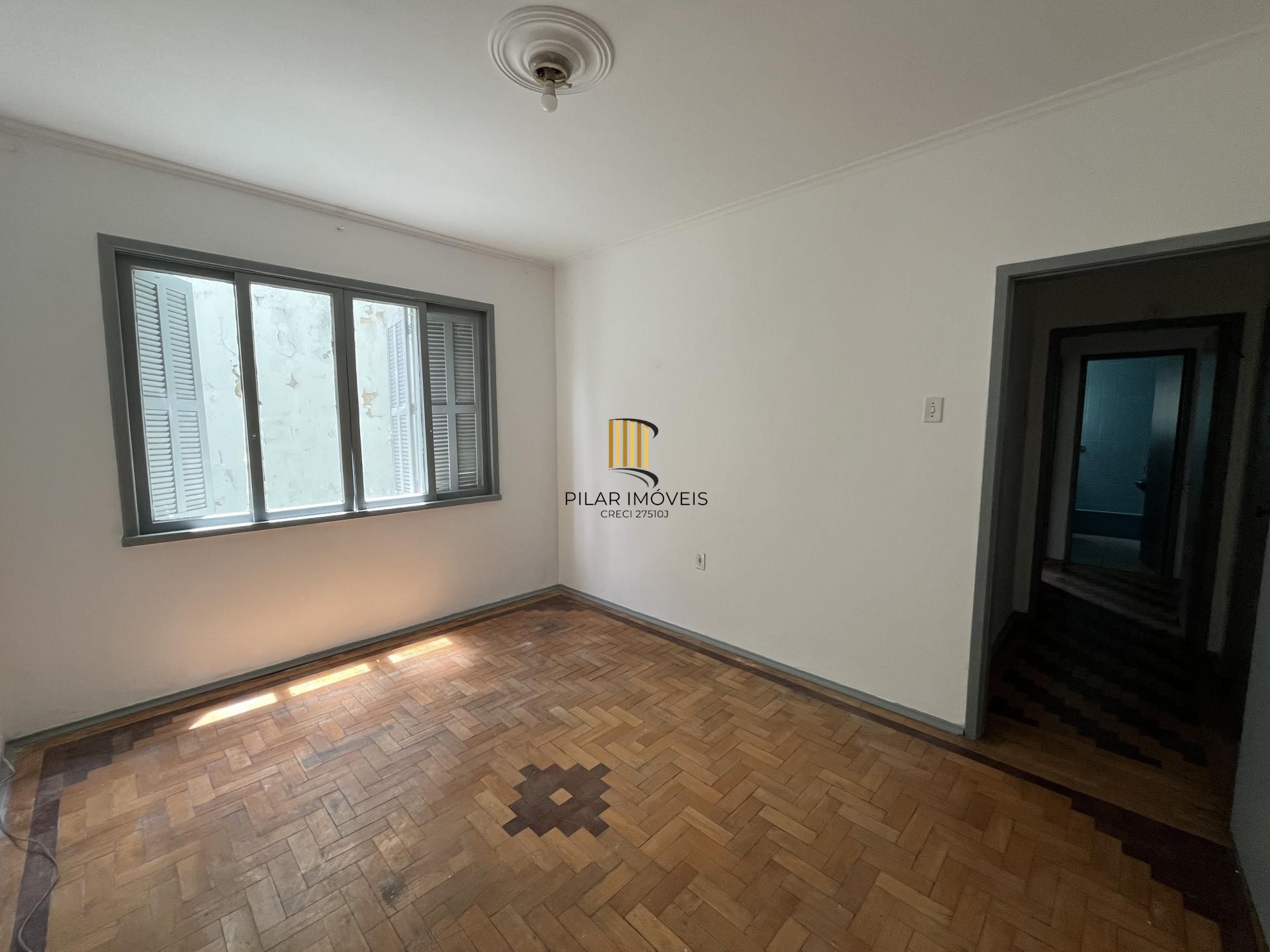 Apartamento de dois quartos em prédio com elevador no bairro Bom Fim em POA/RS