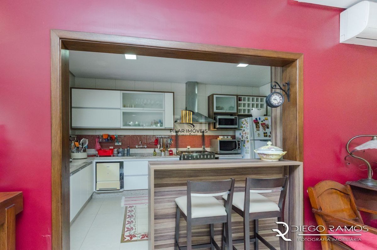Casa para Venda - 216m², 4 dormitórios, sendo 1 suites, 4 vagas - Menino Deus