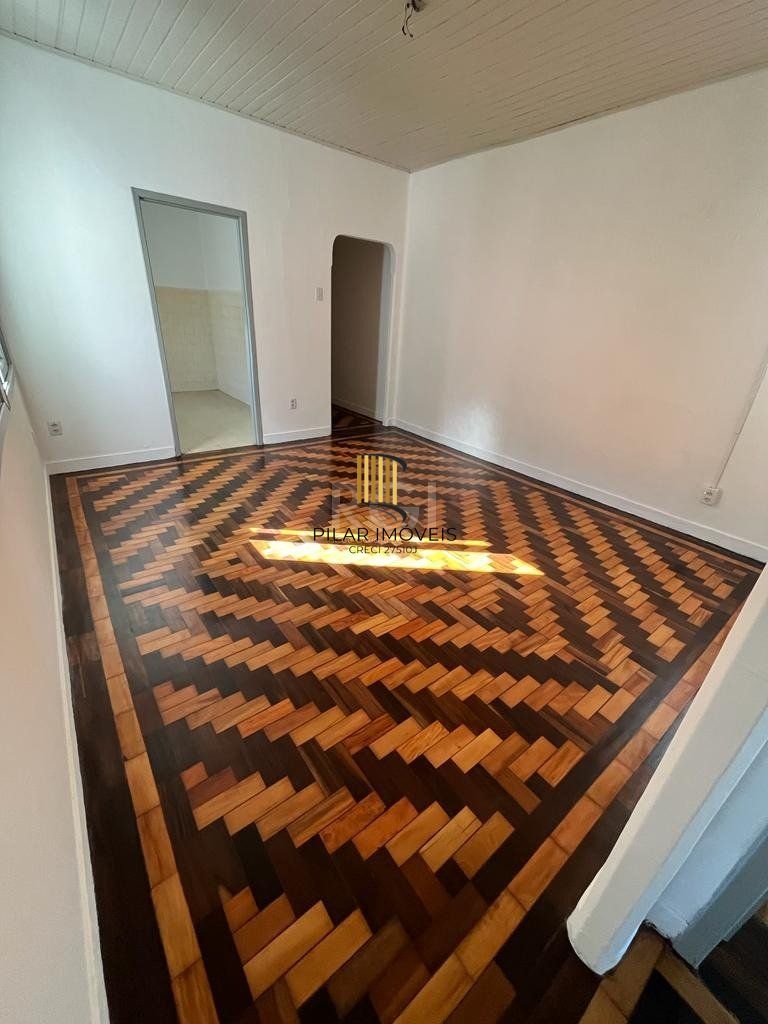 Apartamento de dois dormitórios, banheiro e sala no bairro da Azenha em Porto Alegre.