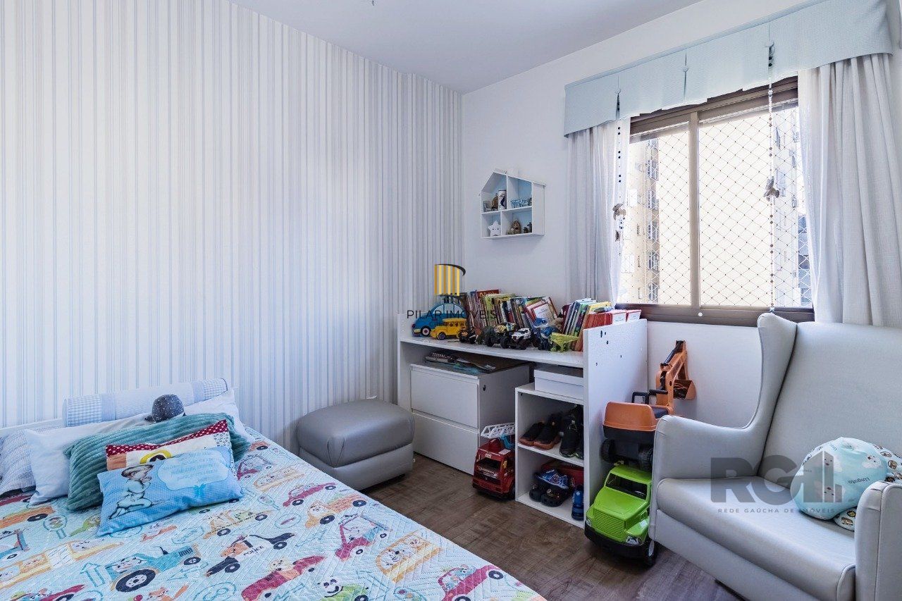 Apartamento de três quartos, suíte e duas vagas de garagem no bairro Rio Branco em Porto Alegre.