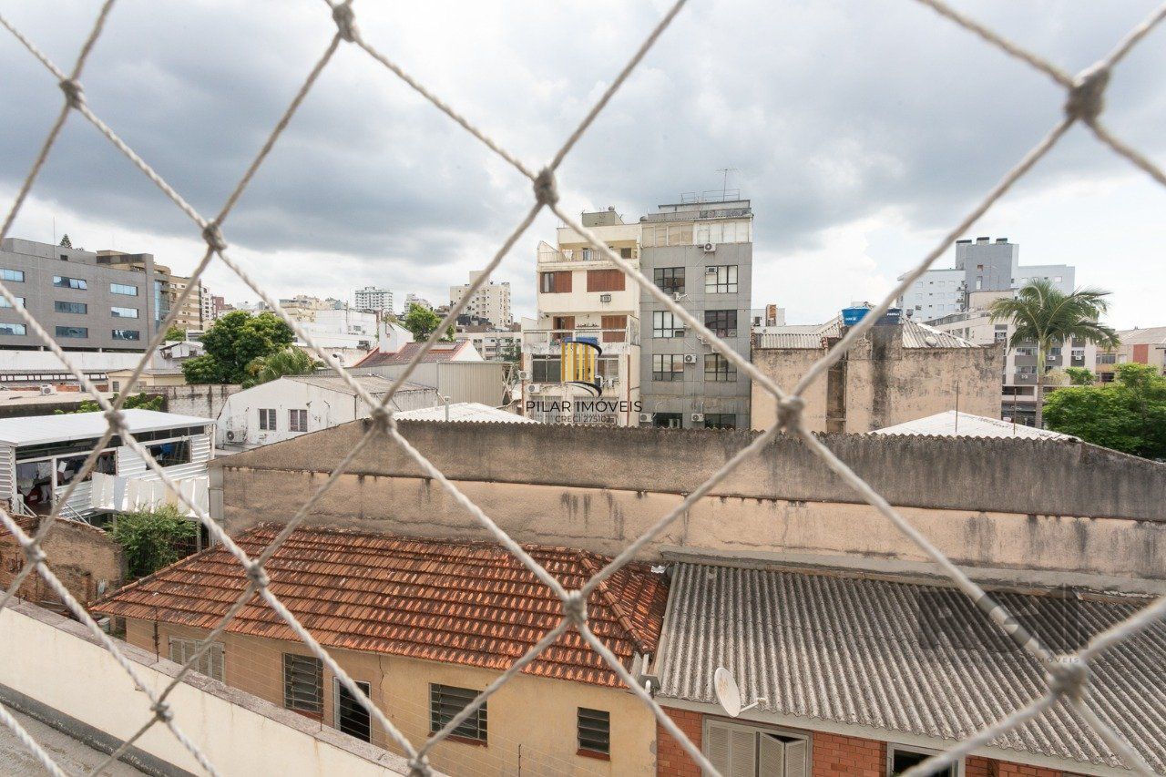 Apartamento semimobiliado e decorado no bairro Auxiliadora, com 91 m²