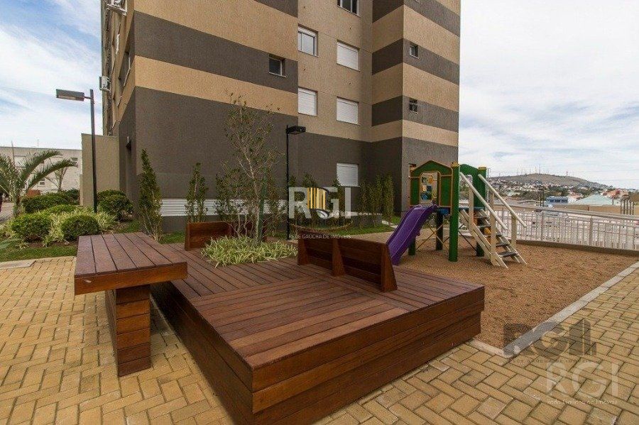 Apartamento com 75m² privativos, 2 dormitórios sendo 1 suíte, living dois ambientes,  imóvel arejado e iluminado.
