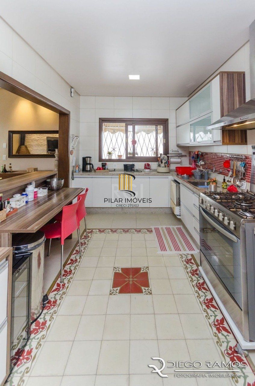 Casa para Venda - 216m², 4 dormitórios, sendo 1 suites, 4 vagas - Menino Deus