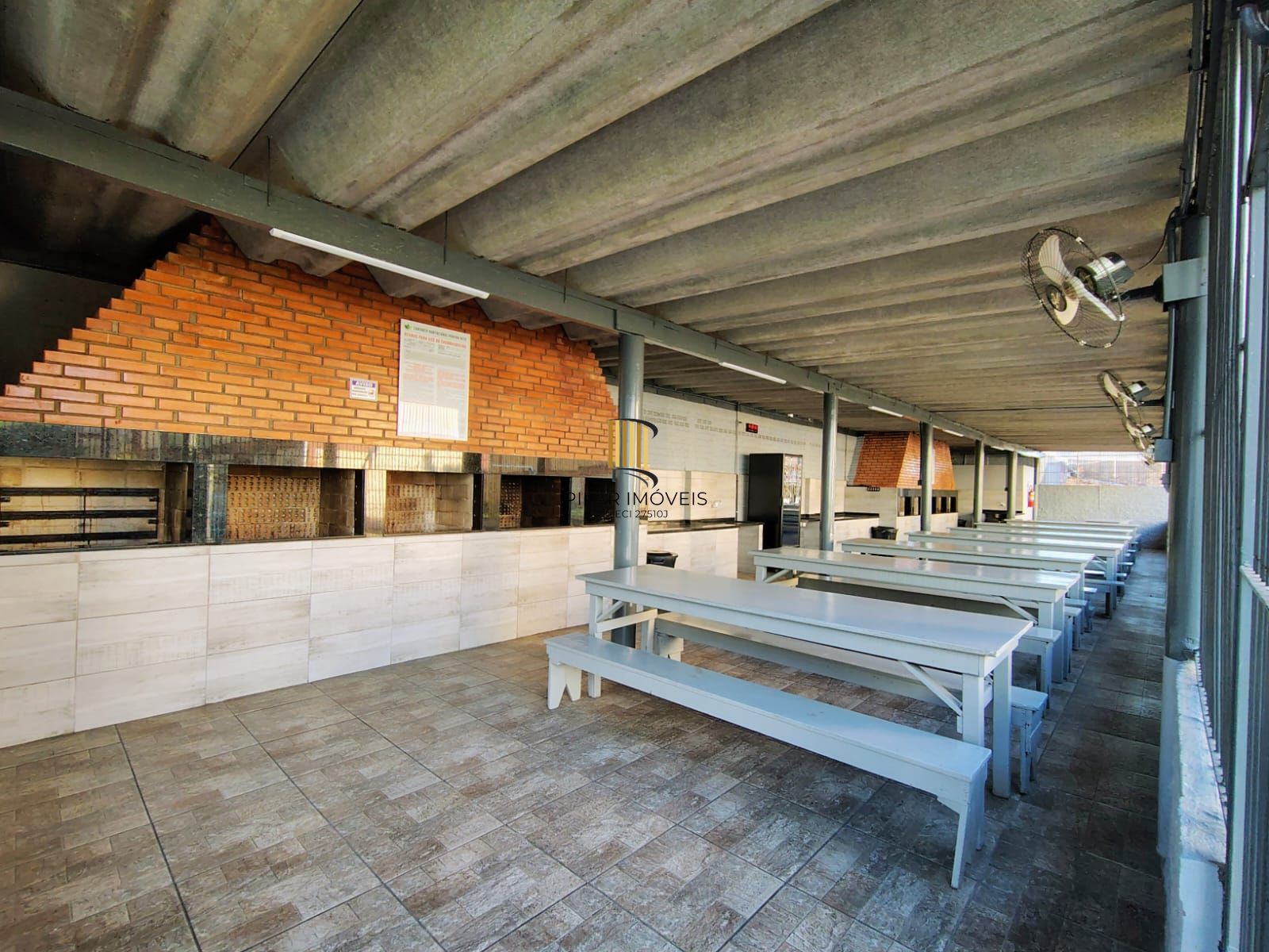 Apartamento de três quartos e uma vaga de garagem rotativa