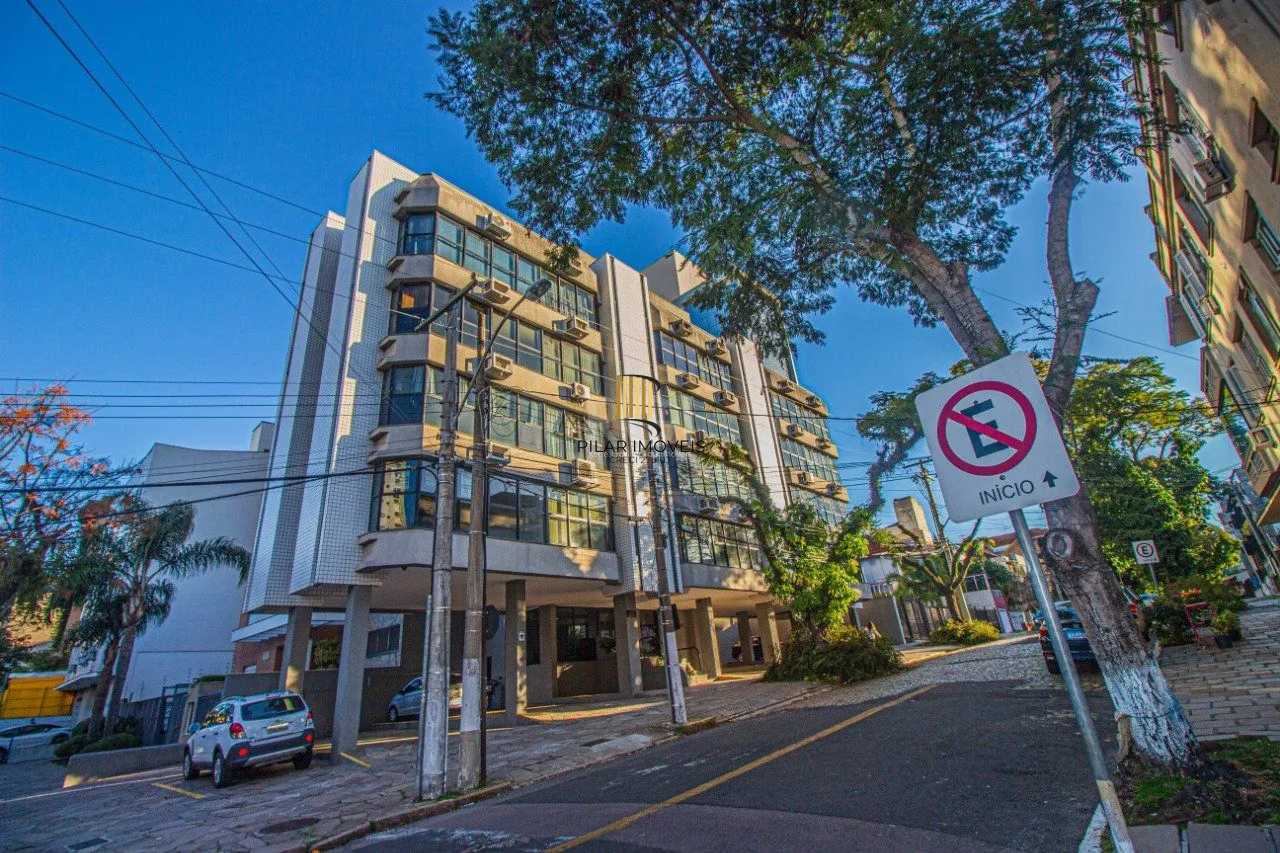sala comercial com duas vagas de garagem e dois banheiros no bairro Petrópolis em Porto Alegre.