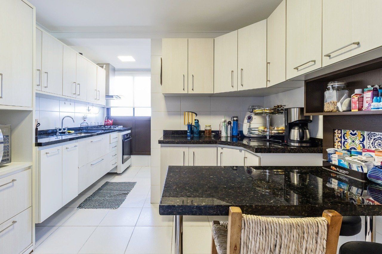 Apartamento de três quartos, suíte e duas vagas de garagem no bairro Rio Branco em Porto Alegre.