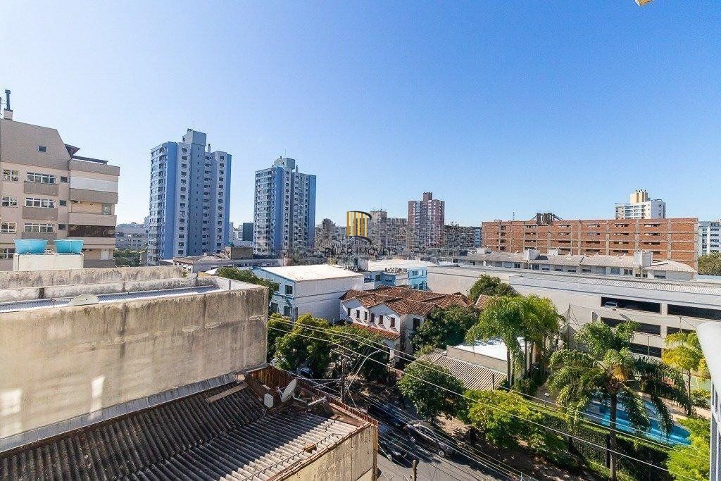   Apartamento de um quarto, suíte e uma vaga de garagem no bairro Menino Deus em Porto Alegre.