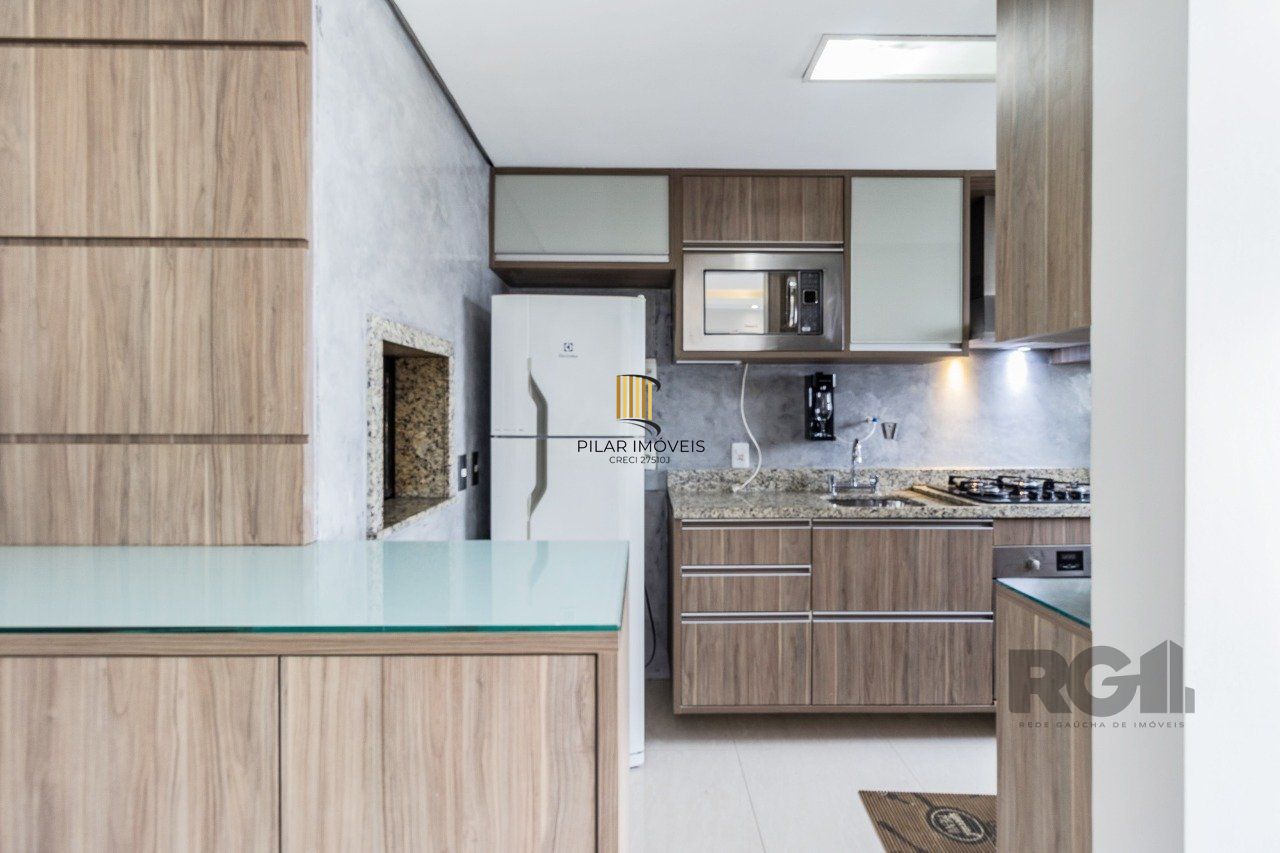   Excelente apartamento semi mobiliado de 3 quartos (dormitórios) transformados em 2 quartos, suíte, churrasqueira e 2 vagas de garagem no bairro Jardim Carvalho em Porto Alegre.