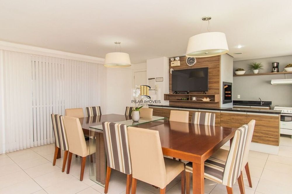 Apartamento de 2 quartos, suíte e 1 vaga de garagem no bairro Azenha em POA/RS