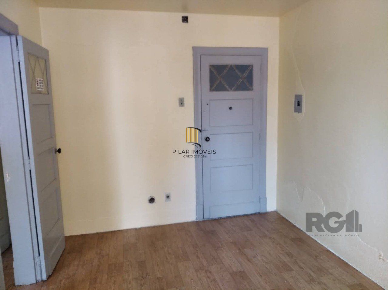 Vende sala com excelente localização próximo do Mercado Público, frente, andar alto. Condomínio oferece: Portaria em horário comercial, elevadores e câmeras de vigilância.