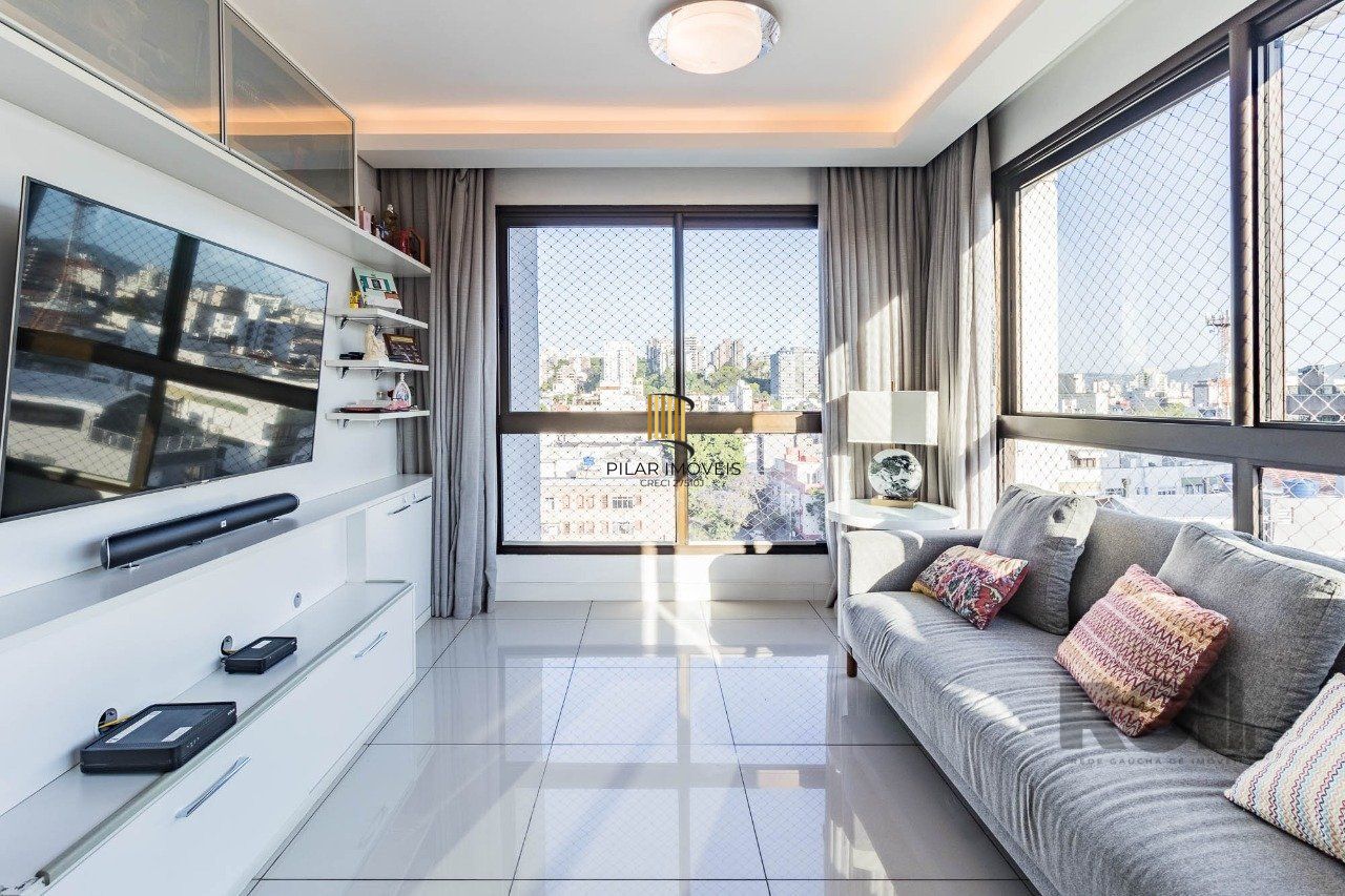 Apartamento de três quartos, suíte e duas vagas de garagem no bairro Rio Branco em Porto Alegre.