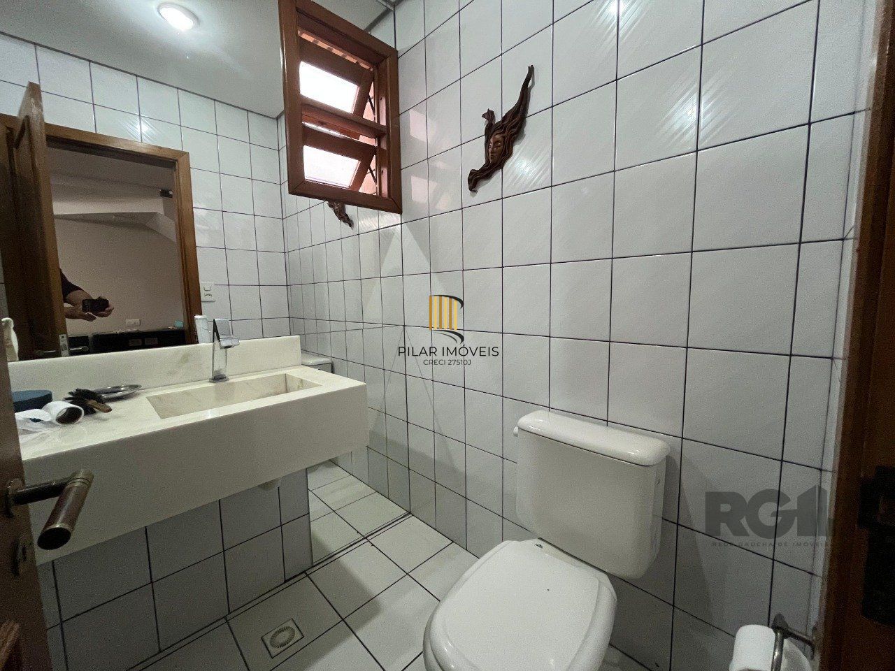 Casa de três quartos, suíte e quatro vagas de garagem no bairro Menino Deus em Porto Alegre