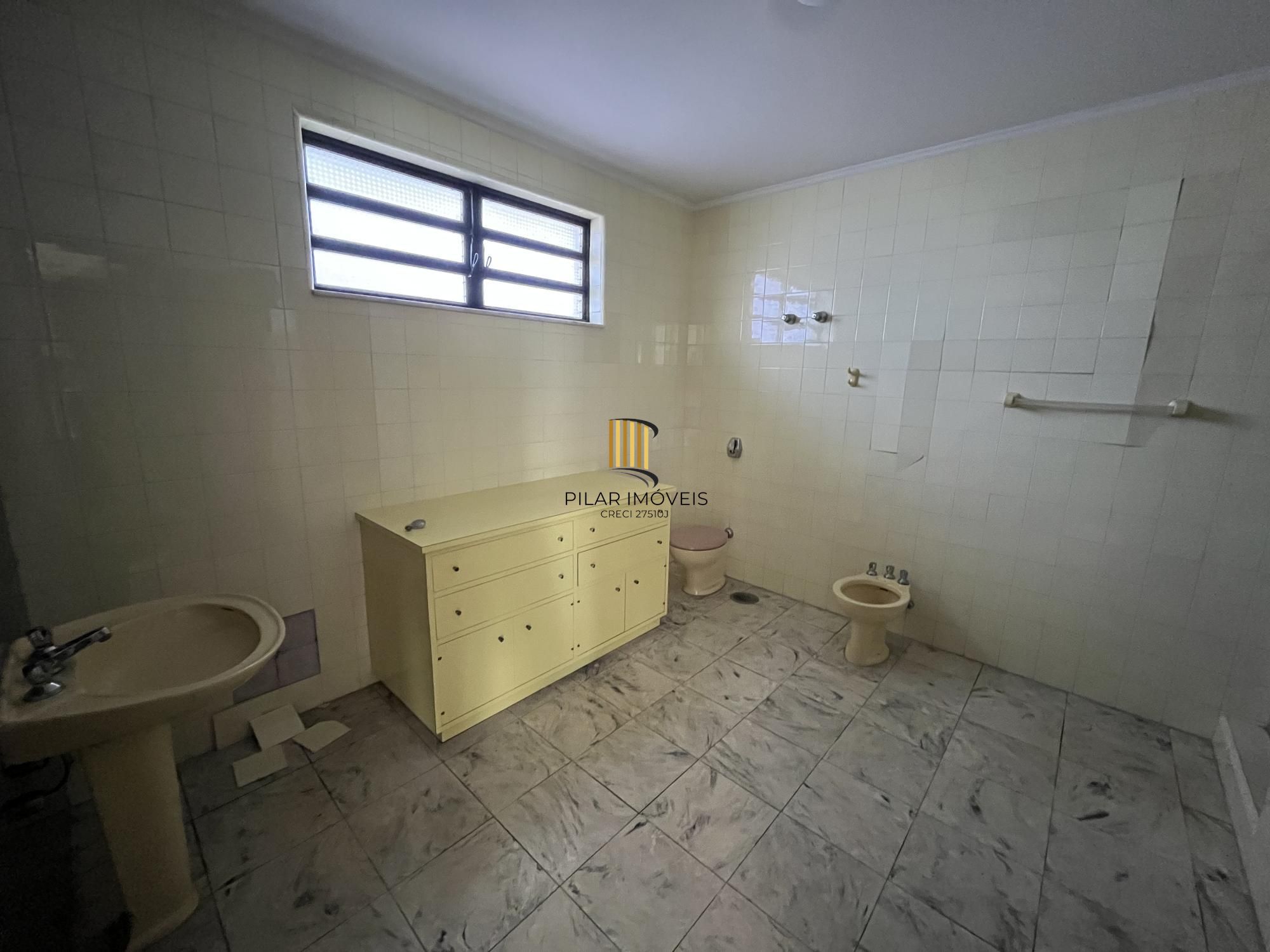 Casa de 4 quartos, 2 suítes e 2 vagas de garagem no bairro Boa Vista em POA