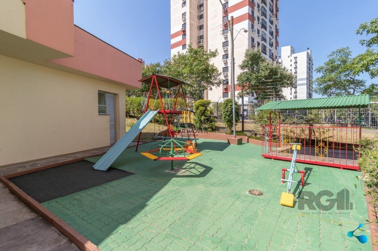 Apartamento de dois quartos e uma vaga de garagem em condomínio com infraestrutura de lazer e segurança.