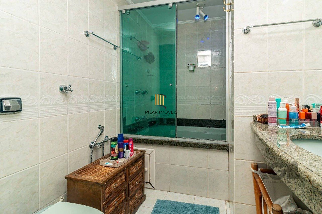 Cobertura de três quartos, suíte e uma vaga de garagem no bairro Higienópolis