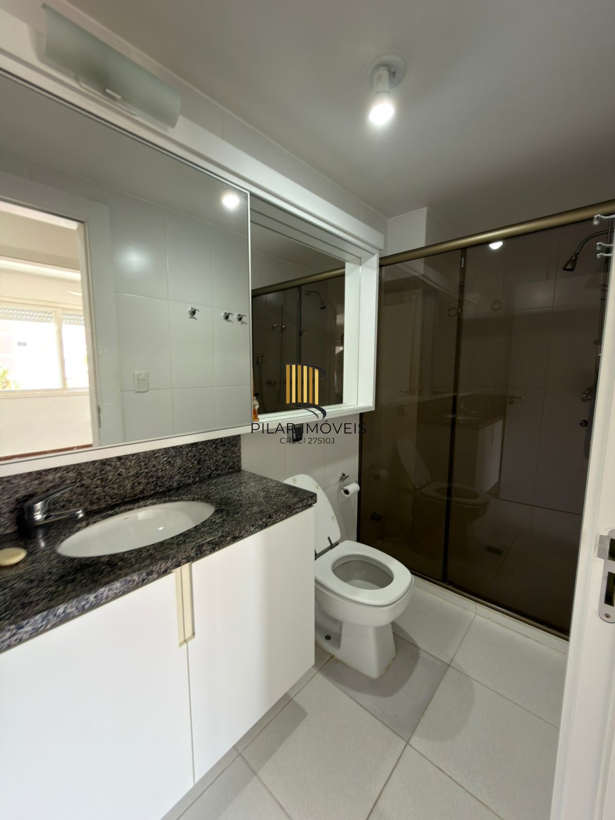 Apartamento de 2 quartos e 1 vaga de garagem no bairro Floresta em POA