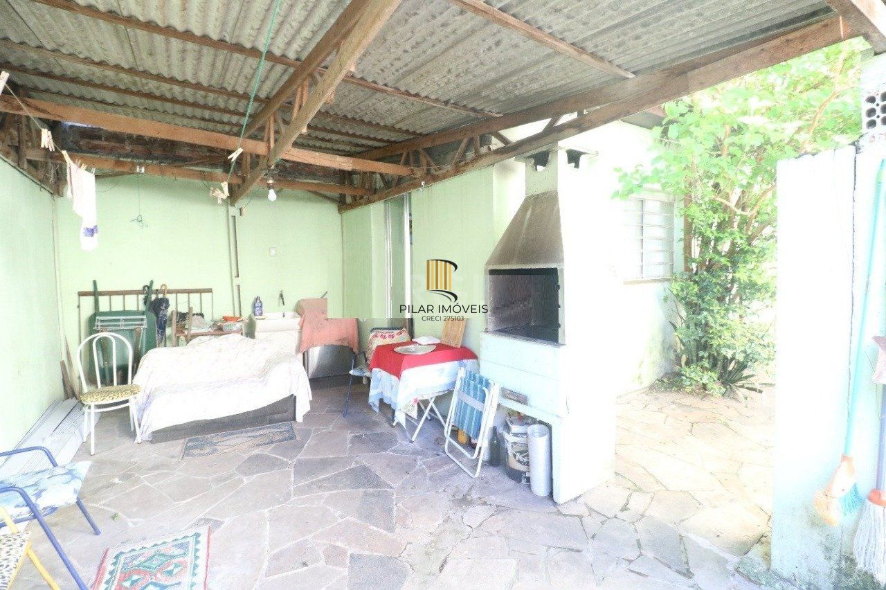 Casa para Venda - 250m²,  com  3 dormitórios, 1 suíte, sala ampla, copa cozinha, churrasqueira, lareira, banheiro social, dependência de empregada, 3 vagas - Medianeira